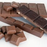 Статья о том сколько нужно есть шоколада в день и какому сорту лучше отдавать предпочтение.