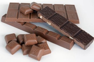 Статья о том сколько нужно есть шоколада в день и какому сорту лучше отдавать предпочтение.