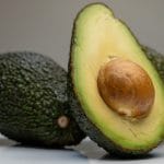 Статья о полезных свойствах авокадо для здоровья человека.