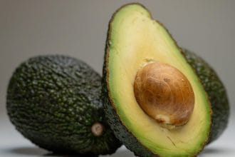 Статья о полезных свойствах авокадо для здоровья человека.