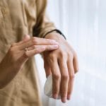 Как и в каких случаях нужно обрабатывать раны антибактериальным кремос или мазью.