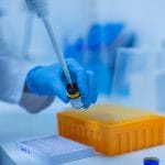 Ученые отрыли новый способ раннего распознания рака и других болезней с помощью ушной серы человека.