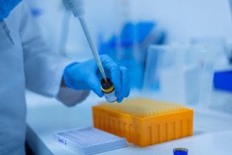 Ученые отрыли новый способ раннего распознания рака и других болезней с помощью ушной серы человека.