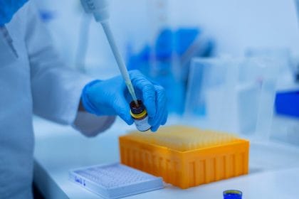 Ученые отрыли новый способ раннего распознания рака и других болезней с помощью ушной серы человека.