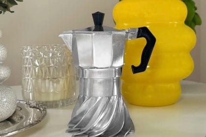 Современная классическая кофеварка из Итали от знаменитого итальянского дизайнера. Matteo Frontini.