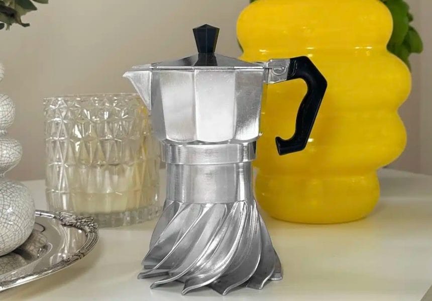 Современная классическая кофеварка из Итали от знаменитого итальянского дизайнера. Matteo Frontini.