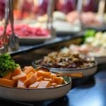 Меры безопасности в отпуске, в буфете отеля, в жарких сранах