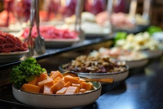 Меры безопасности в отпуске, в буфете отеля, в жарких сранах