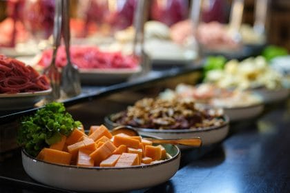 Меры безопасности в отпуске, в буфете отеля, в жарких сранах